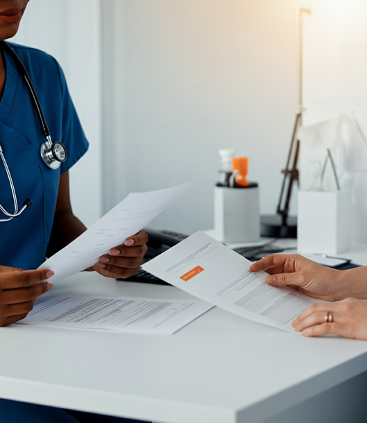 Personal médico revisando documentos